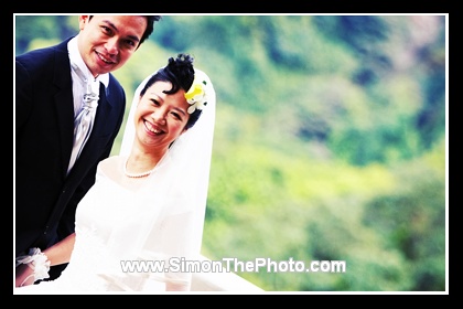 Wedding photos at a tram station of the Peak